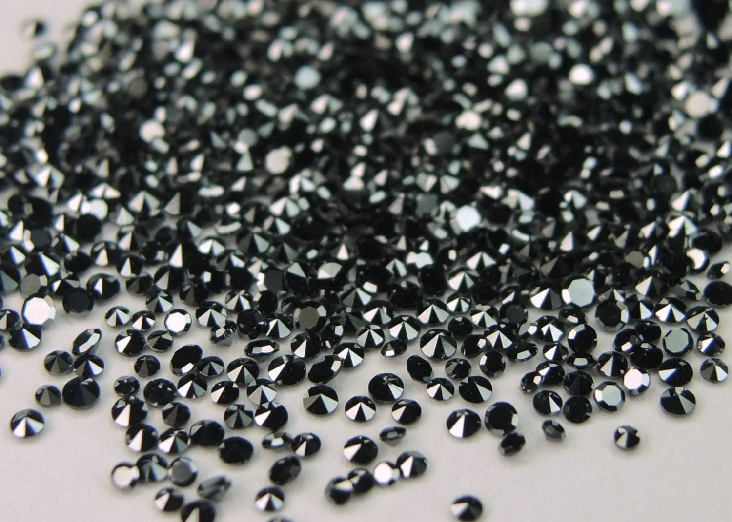 Natural black loose diamonds lot of 100pcs, round shape, single cut, 0.80 to 1.35mm in size, code Q09.